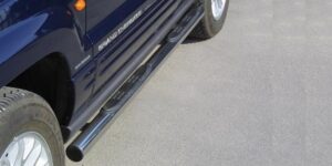 Boční ochranné nerezové nášlapy s plastovými prolisy - tyč