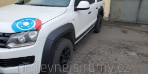 TA Boční nerezové nášlapy 76mm s plastovými prolisy (černé) pro VW Amarok