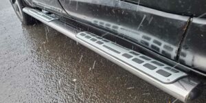 Boční nerezové nášlapy s hliníkovými prolisy pro Hyundai Santa Fe 2010-2012