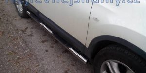 Boční ochranné nerezové nášlapy s plastovými prolisy - tyč pro Nissan Qashqai 2010-