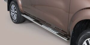 Boční ochranné oválné nerezové nášlapy s hliníkovými prolisy pro Nissan Navara