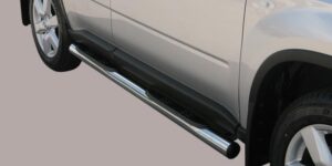 Boční ochranné nerezové nášlapy s plastovými prolisy - tyč pro Nissan X-Trail od 2001