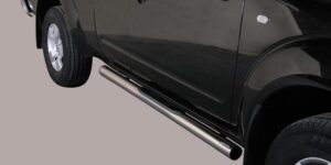 Boční ochranné nerezové nášlapy s plastovými prolisy pro Nissan Navara