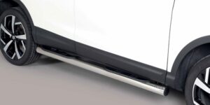 Boční ochranné nerezové nášlapy s plastovými prolisy - tyč pro Nissan Qashqai 2017