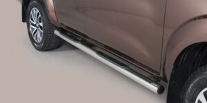 Boční ochranné nerezové nášlapy s plastovými prolisy pro Nissan Navara