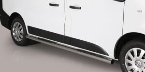 Boční ochranné nerezové nášlapy s plastovými prolisy pro Nissan NV 300