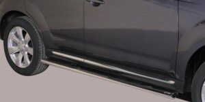 Boční ochranné oválné nerezové nášlapy s plastovými prolisy