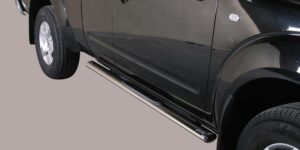 Boční ochranné oválné nerezové nášlapy s plastovými prolisy pro Nissan Navara