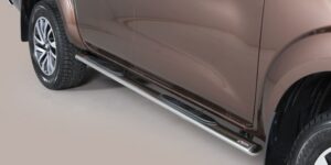 Boční ochranné oválné nerezové nášlapy s plastovými prolisy pro Nissan Navara