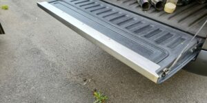 Lišta zadního víka korby