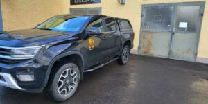 TA Boční ochranné nerezové nášlapy černé s prolisy průměr 76 mm pro Volkswagen Amarok 2023