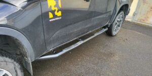 TA Boční nerezové nášlapy s nerez prolisy černé pro Mitsubishi L200