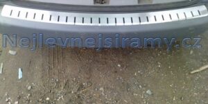 Zadní ochranný nerezový profilovaný kryt prahu pátých dveří pro Volkswagen Caddy